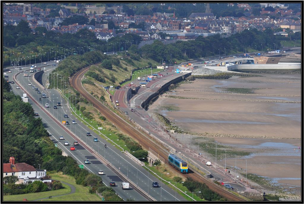 175 008 bei Colwyn Bay auf dem Weg nach Llandudno. (07.09.2012)
