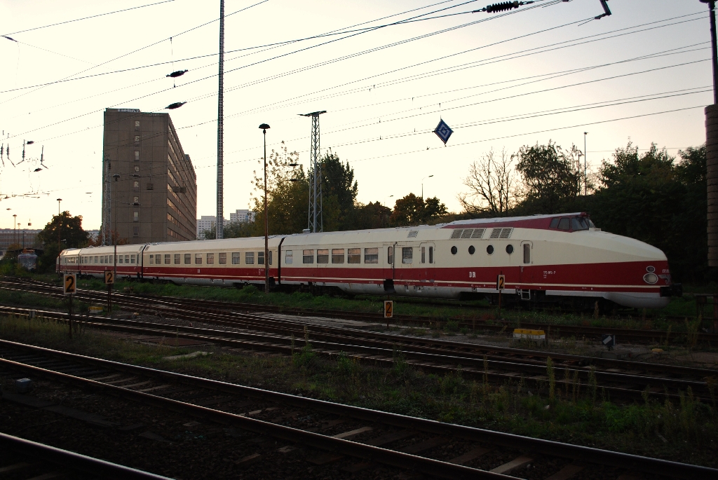 175 015-7 und 175 016-5 mit 175 315-1 und 175 415-9 als Zwischenwagen in der Abendsonne des 10.10.2010 in Berlin-Lichtenberg.
