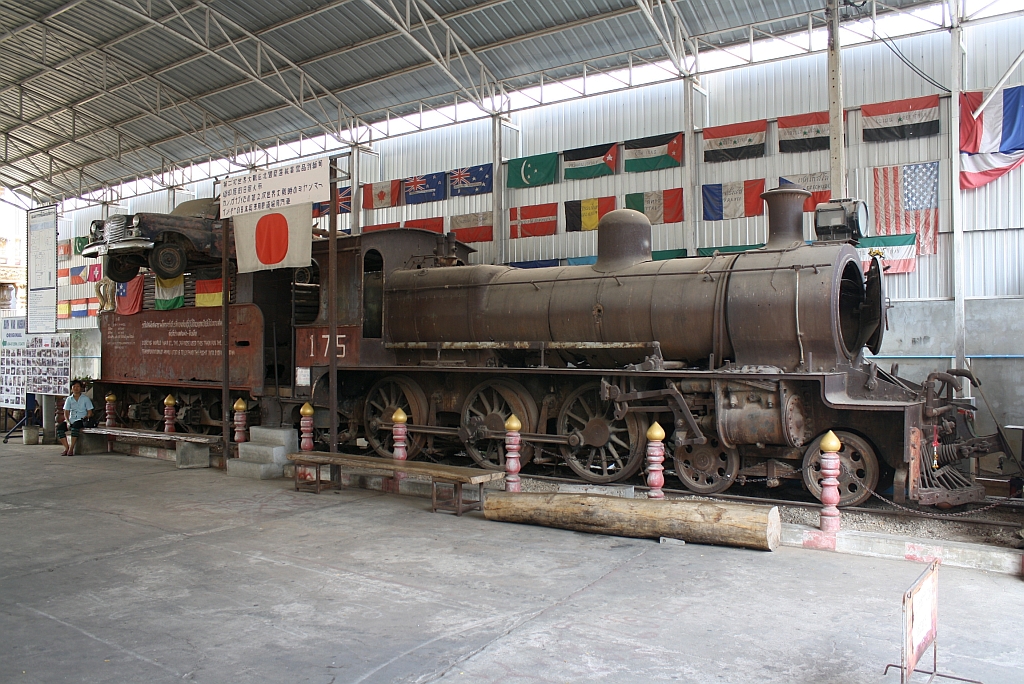 175 (2'C, NBL - Hyde Park, Bauj. 1919, Fabr.Nr. 21758) aufgestellt beim Zugang zum War Museum & Art Gallery, gleich beim Bf. Saphan Kwai Yai am 12 M�rz 2012. 

