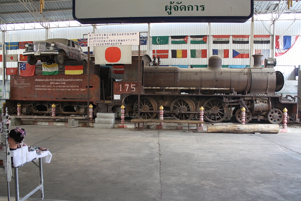 175 (2'C, NBL - Hyde Park, Bauj. 1919, Fabr.Nr. 21758) aufgestellt beim Zugang zum War Museum & Art Gallery, gleich beim Bf. Saphan Kwai Yai am 12 M�rz 2012. 
