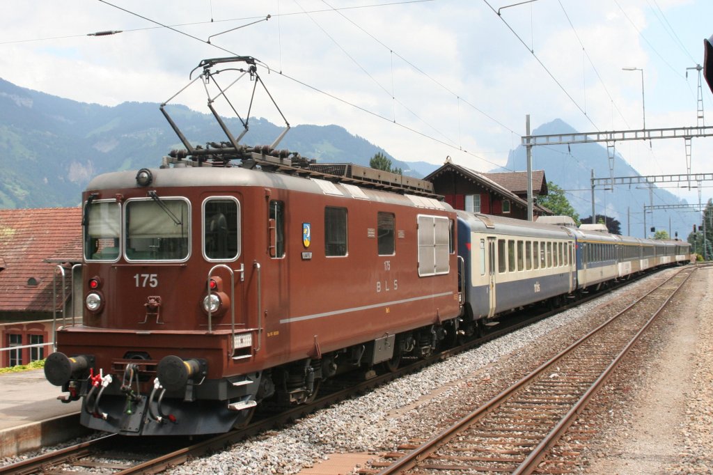 175 am 22.06.10 in Leissigen bei einer Zugkruezung auf der Linie Spiez -  Interlaken. Die 175 wurde nach einem schweren Unfallschaden krzlich  wieder neu Aufgebaut.
Wappen der Lok: Gampel