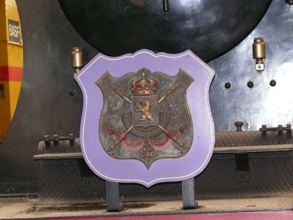 175 Jahre Eisenbahn in Belgien. Das Wappen des belgischen K�nigshaus an der Front der  k�niglichen Lokomotive  im Museumsdepot in Leuven. Aufgenommen am 08/05/2010.