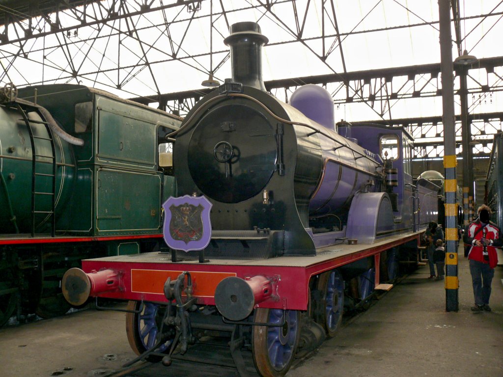 175 Jahre Eisenbahn in Belgien. Die  knigliche Lokomotive  vom Typ 18 (gebaut zwischen 1902 und 1905) mit dem Wappen des belgischen Knigshaus im Museumsdepot in Leuven. Aufgenommen am 08/05/2010.