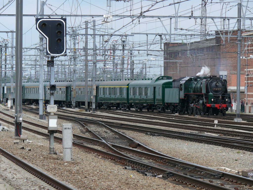 175 Jahre Eisenbahn in Belgien. Heute begannen die Feierlichkeiten zum Anlass des 175 jhrigen Bestehen der Eisenbahn in Belgien. In den kommenden Monaten wird die Nationale Belgische Eisenbahngesellschaft (SNCB/NMBS) eine ganze Reihe lokale Aktivitten untersttzen, die dieses Jubilum feiern werden. Eine bersicht findet man auf der Webseite der SNCB ( http://www.b-rail.be/corp-r/F/history/175ans/brochureFR_low.pdf). Am heutigen 8. Mai verkehrte ein Pendelzug mit der Dampflok 29.013 zwischen Schaerbeek und Leuven, hier aufgenommen bei der Einfahrt in Leuven. 