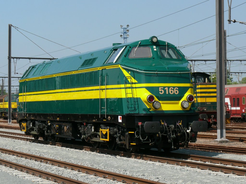 175 Jahre Eisenbahn in Belgien. Zu diesem Anlass hatte der PFT(Patrimoine F�rroviaire et Tourisme) am Wochenende vom 26/27. Juni 2010 im Bahnhof von Saint Ghislain eine grosse Ausstellung von historischem Material organisiert. Hier die 5166 der SNCB/NMBS. Diese Dieselloks zogen schwere Personen- und G�terz�ge auf ebenen Strecken ab 1963.  Aufgenommen am 26/06/2010.