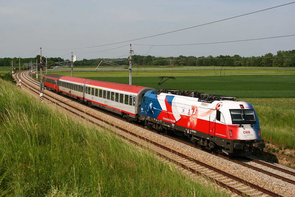 17.5.08 Darmals war noch alles anders. Wie auch die Tschechien EM Lok, so ist auch der Zug von der Bildfl�che/vom Fahrplan verschwunden. Zu sehen ist die 1216 226 mit ihrem D 273 von Brno nach Wien S�dbahnhof Ostseite bei D�rnkrut.