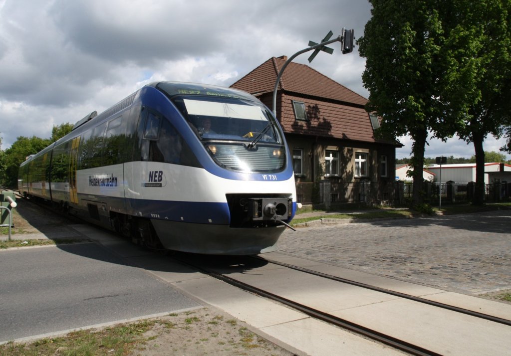 17.5.2012 VT 731 / NEB 27 von Gro Schnebeck kommend bei der Einfahrt in den Bf. Klosterfelde - B Bahnhofsstrae.
