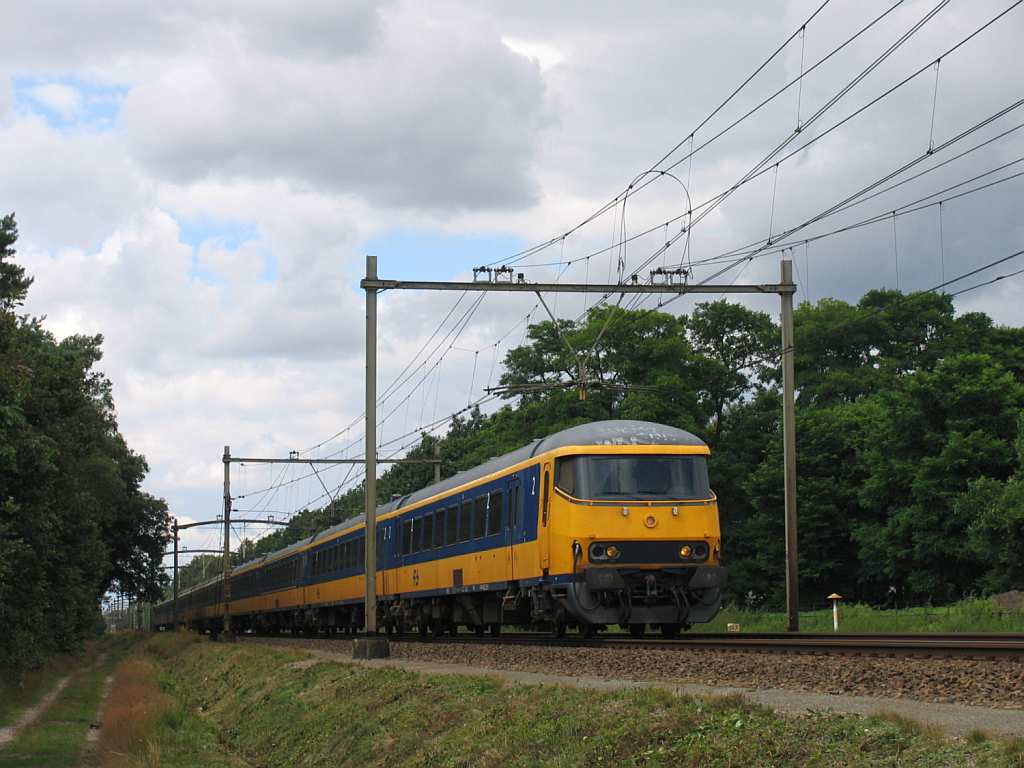 1753 mit IC 1941 Den Haag CS-Venlo bei Vlierden am 19-7-2012.