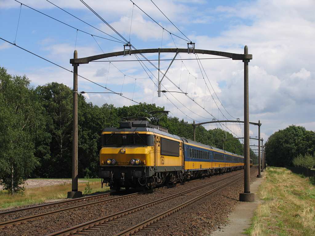 1753 mit IC 1952 Venlo-Den Haag CS bei Vlierden am 19-7-2012.