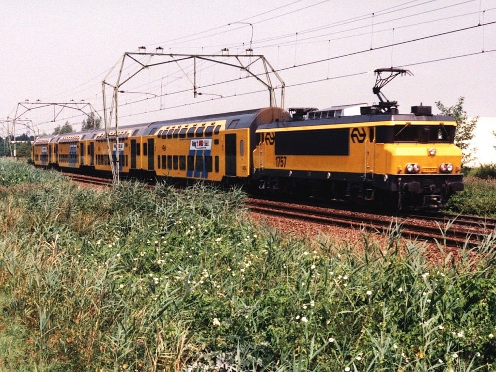 1757 mit Regionalzug 5438 Dordrecht-Amsterdam CS bei Barendrecht am 15-7-1994. Bild und scan: Date Jan de Vries.
