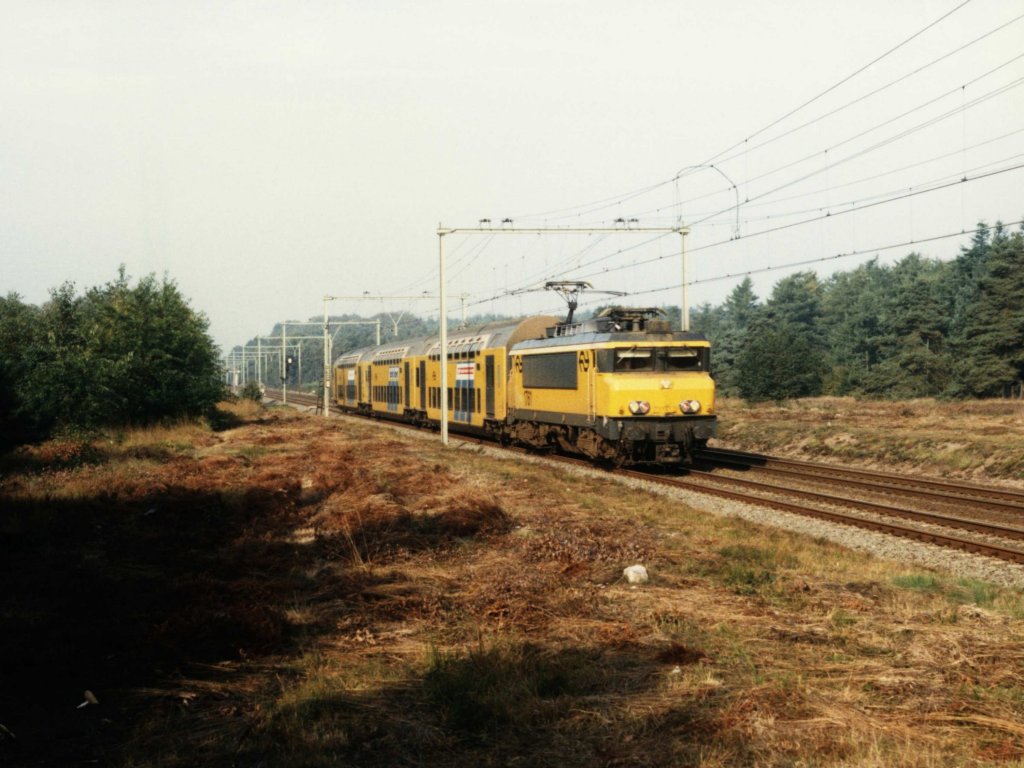 1761 und eine Doppelstockwagen mit IC 3033 Den Helder-Arnhem bei Ginkel am 8-10-1996. Bild und scan: Date Jan de Vries.
