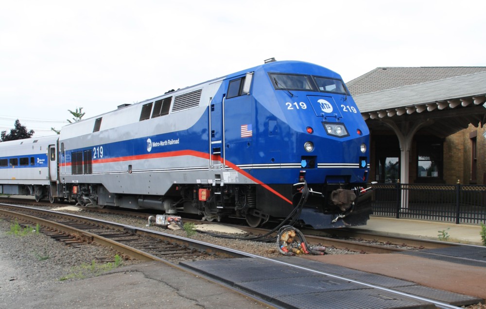 17.6.2012 Danbury, CT. P32AC-DM (GENESIS Series II) Dual Mode #219. Abgestellt in der Schleife zur Maybrook-Line ostwrts. Im Hintergrund das ehem. Empangsgebude, heute Danbury Railway Museum.