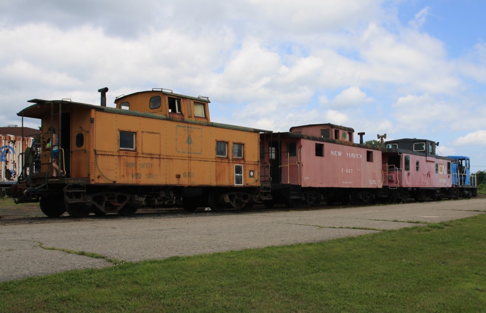 17.6.2012 Danbury Railway Museum, CT. Zu Fathers Day gab es Sonderfahrten im Museumsbahnhof mit 3 Caboose - Wagen: Maine Central 661, New Haven C-627 und CN 79462 gezogen von einer GE 44 TON Diesel.