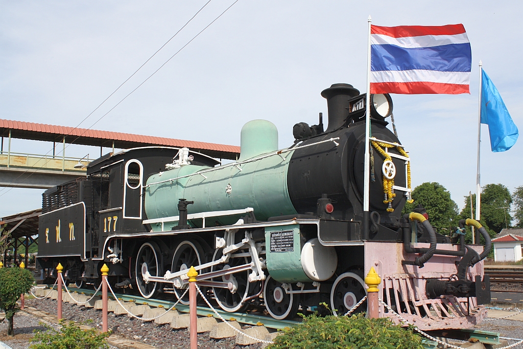 177 (2'C, NBL - Hyde Park, Bauj. 1919, Fab.Nr. 21759) als Denkmallok aufgestellt am Bahnsteig des Bf. Ban Phachi am 22.August 2010.