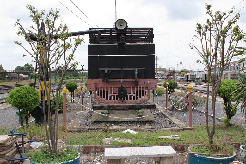 177 (2'C, NBL - Hyde Park, Bauj. 1919, Fab.Nr. 21759) als Denkmallok aufgestellt am Bahnsteig des Bf. Ban Phachi am 24.August 2010.