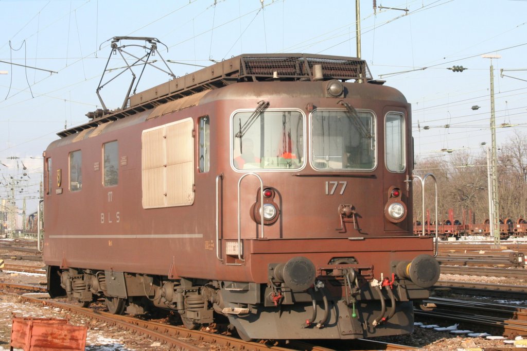 177 am 13.12.08 in Basel Bad. Bf. Eilgut auf dem Weg zur BLS Abstellgruppe Basel, Wappen der Lok: Zweisimmen (ex SEZ Lok)
