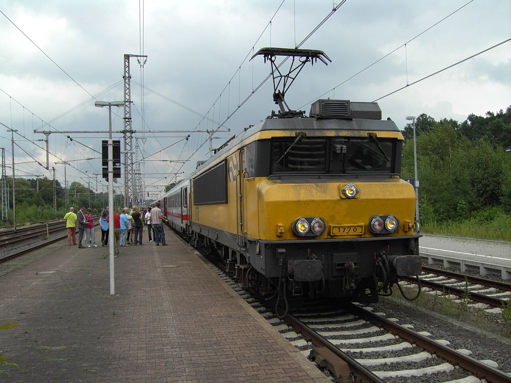 1770 mit IC 142 Berlin Ostbahnhof-Amsterdam CS auf Bahnhof Bad Bentheim am 11-7-2008.