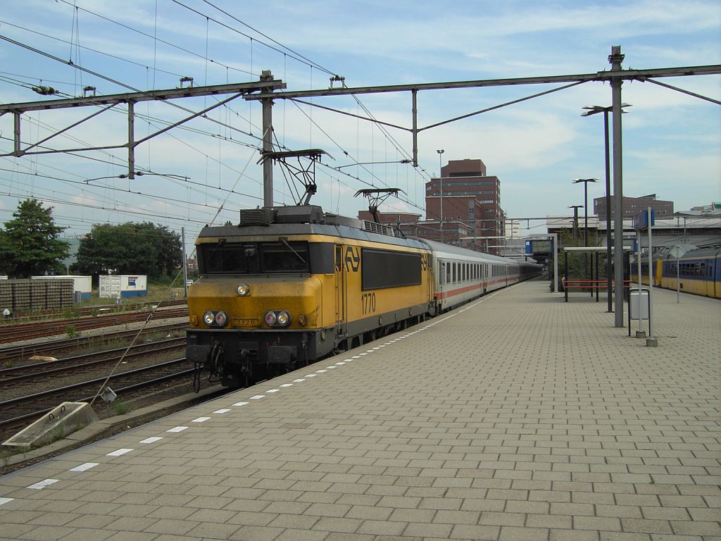 1770 mit IC 144 Szczecin Glowny-Schiphol (Airport) auf Bahnhof Amersfoort am 31-7-2008.