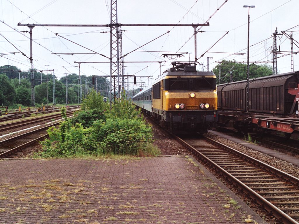 1771 mit IR 2345 Wesertal Amersfoort-Berlin Ostbahnhof auf Bahnhof Bad Bentheim am 21-5-2000. Bild und scan: Date Jan de Vries.