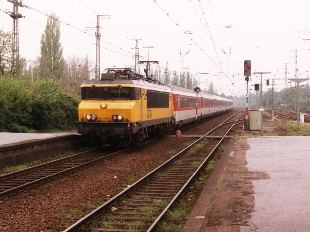 1776 (Nederlandse Spoorwegen) mit EC 147  Piet Mondriaan   Amsterdam CS-Kln Hbf auf Bahnhof Emmerich am 28-4-1998. Bild und scan: Date Jan de Vries.