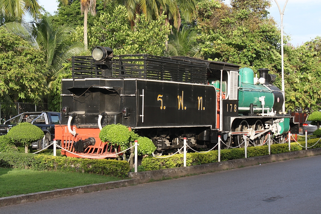 178 (2'C-n2, NBL - Hyde Park , Bauj. 1919, Fab.Nr. 21810) aufgestellt auf der Zufahrtstrasse zur Chumphon Station am 18.Mai 2013.