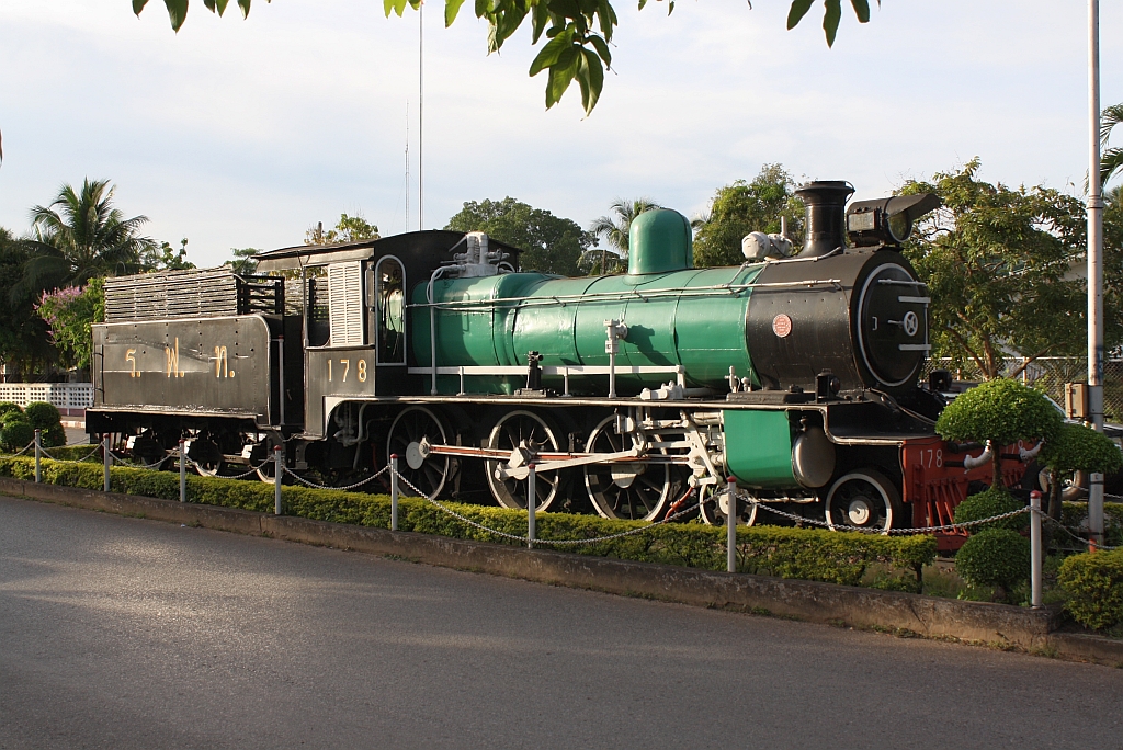 178 (2'C-n2, NBL - Hyde Park , Bauj. 1919, Fab.Nr. 21810) aufgestellt auf der Zufahrtstrasse zur Chumphon Station am 18.Mai 2013.