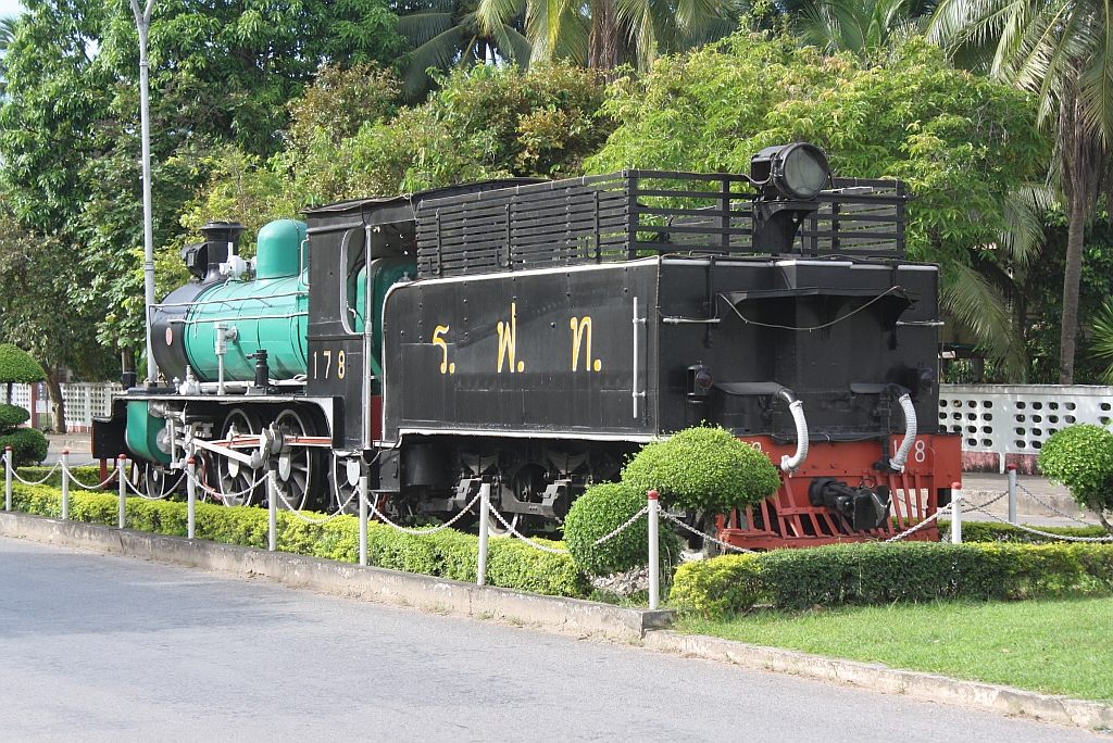 178 (2'C-n2, NBL - Hyde Park , Bauj. 1919, Fab.Nr. 21810) aufgestellt auf der Zufahrtstrasse zur Chumphon Station am 18.Mai 2013.