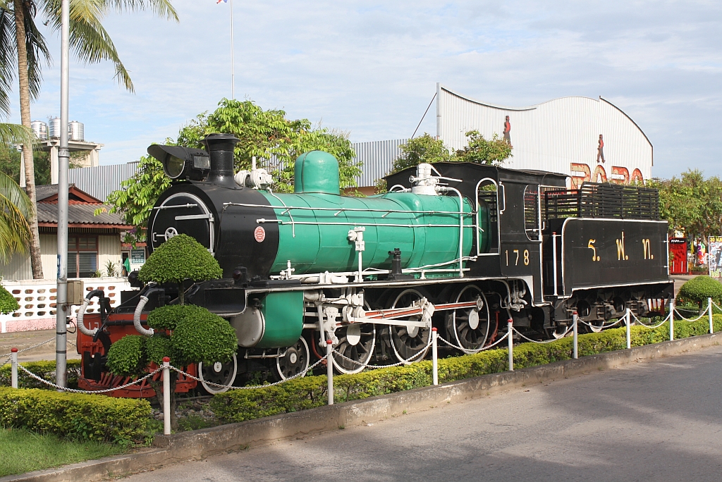 178 (2'C-n2, NBL - Hyde Park , Bauj. 1919, Fab.Nr. 21810) aufgestellt auf der Zufahrtstrasse zur Chumphon Station am 18.Mai 2013.