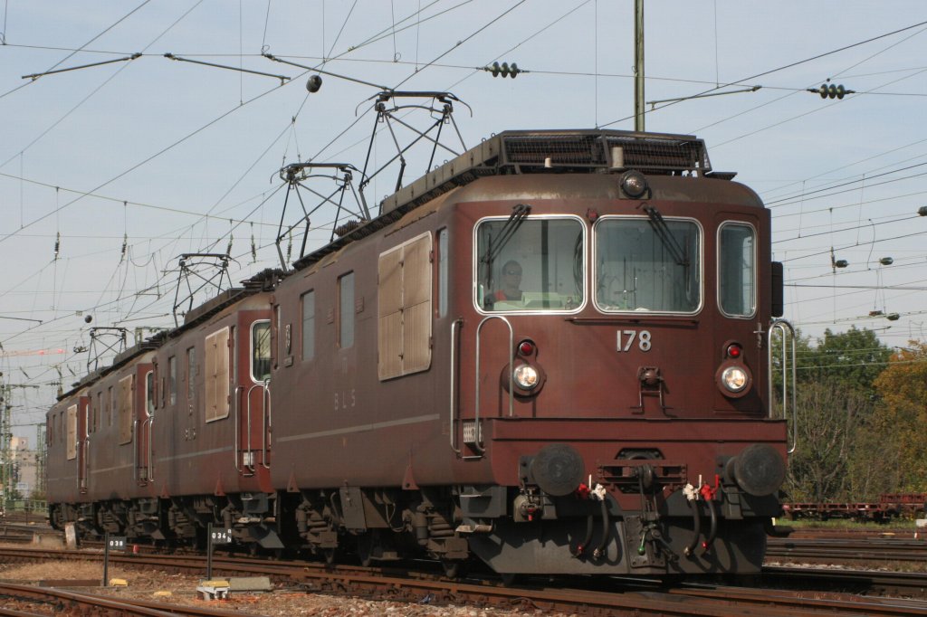 178 am 11.10.08 in Basel Bad. Bf. mit drei anderen Braunbren auf dem Weg zum Braunbrenabstellplatz Eilgut Basel. 
Wappen der Lok: Schwarzenburg, ex GBS Lok
