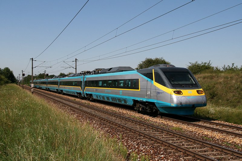 17.8.09 Der Pendolino ist auf der Nordbahn zwar nichts Besonderes, doch das Jubilum fr 170 Jahre Wien-Breclav-Brno ist der Anlass dafr. Der  680 004 der als EC 14 von Wien Sdbahnhof Ostseite nach Praha Holesovice fhrt, trgt diese Anschrift.