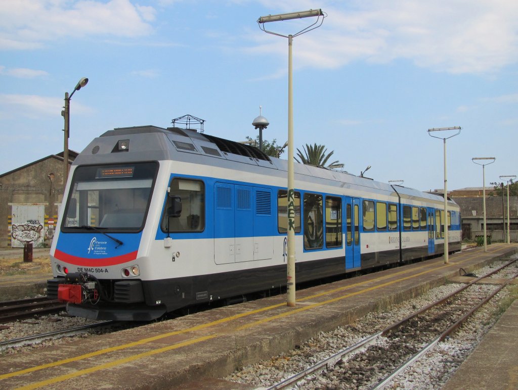 17.8.2012 16:39 FC DE M4c 504 nach Catanzaro Citt im Startbahnhof Catanzaro Lido (FC). Der Triebzug von Stadler ist der neuste Zuwachs der Schmalspurbahn Ferrovie della Calabria.