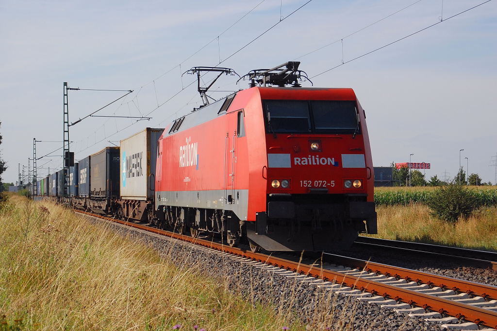 17.8.2012 aus Richtung Neuss kommend ist die 152 072-5 hier bei Allerheiligen mit einem Containerzug in s�dlicher Richtung unterwegs.