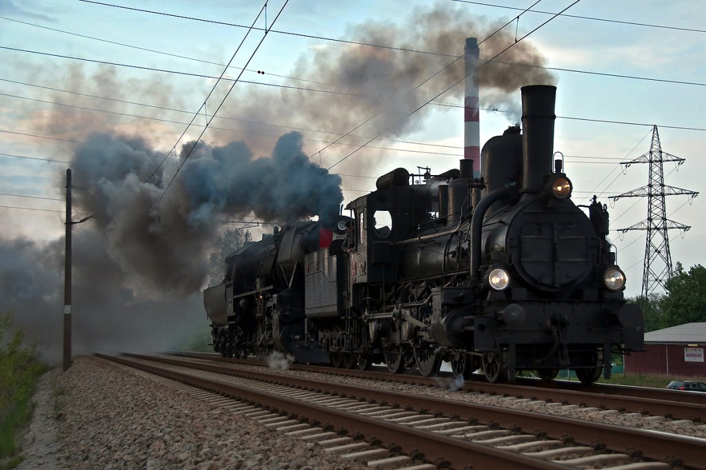 17c372 und 52 100 sind als Lz zwischen Korneuburg und Bisamberg unterwegs. Die Aufnahme entstand am 01.05.2011.