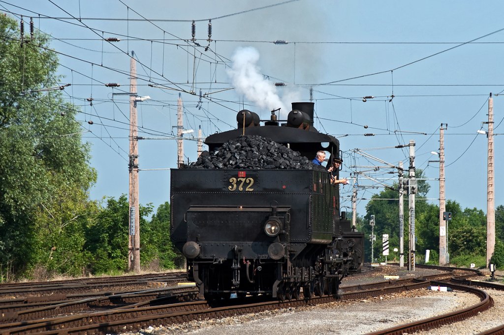 17c372 mit einem Haufen Kohle macht sich bereit, um den NostalgieExpress Leiser Berge zu bernehmen. Korneuburg, am 04.06.2011.