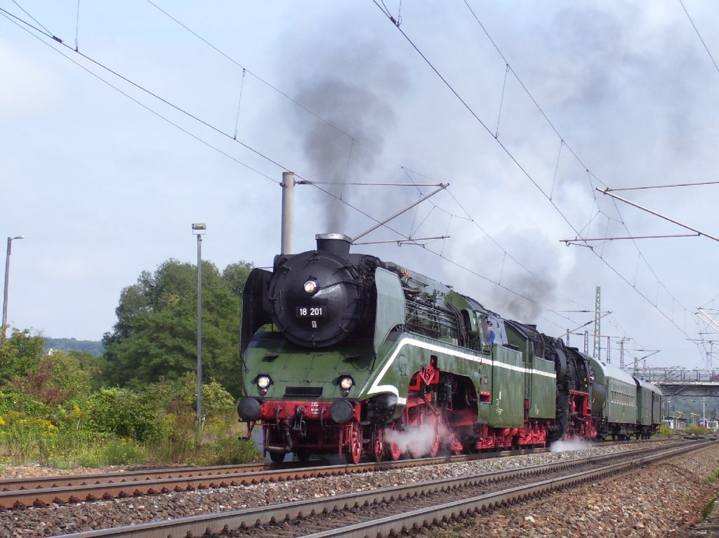 18 201 + 52 8097-7 Ausfahrt aus dem Bhf Naumburg/Saale Hbf
