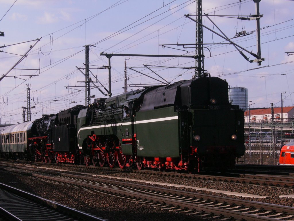 18 201 und 03 1010 mit sonderzug aus Tharandt am 31.03.2012 in Dresden Hbf.