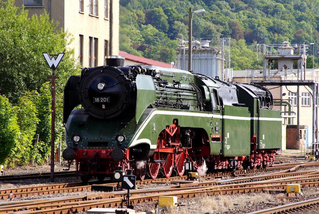 18 201 am 01.09.2012 aus dem Dampflokwerk kommend, unterwegs im Bahnhof Meiningen, um ihren Zug der Sonderzugveranstaltungen Chemnitz fr die Rckfahrt nach Dresden zu bernehmen.