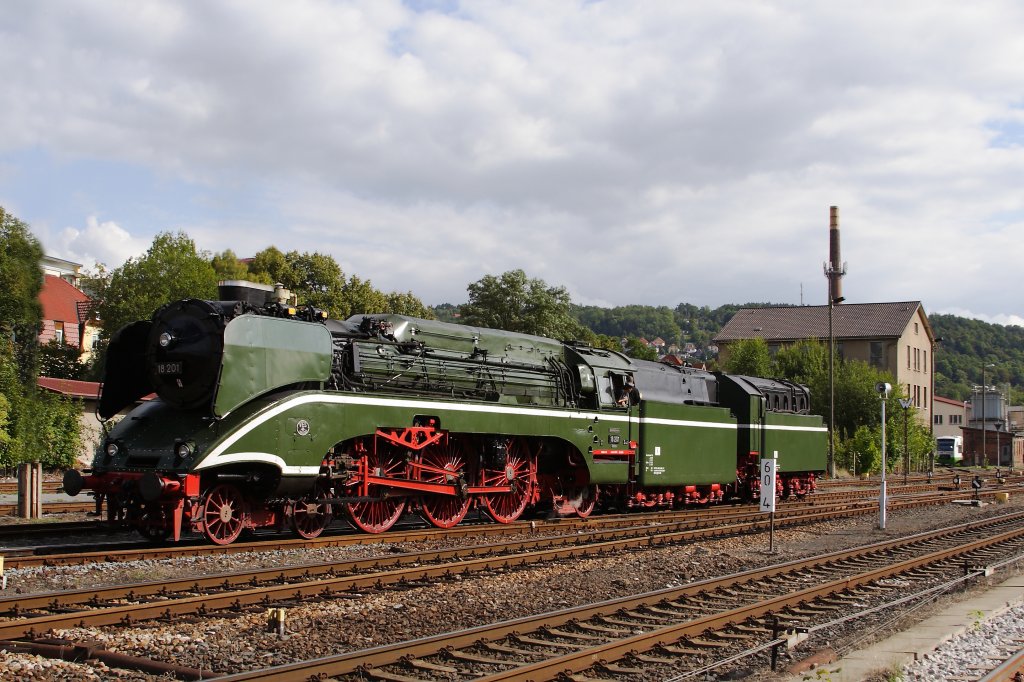 18 201 am 01.09.2012 im Bahnhof Meiningen.