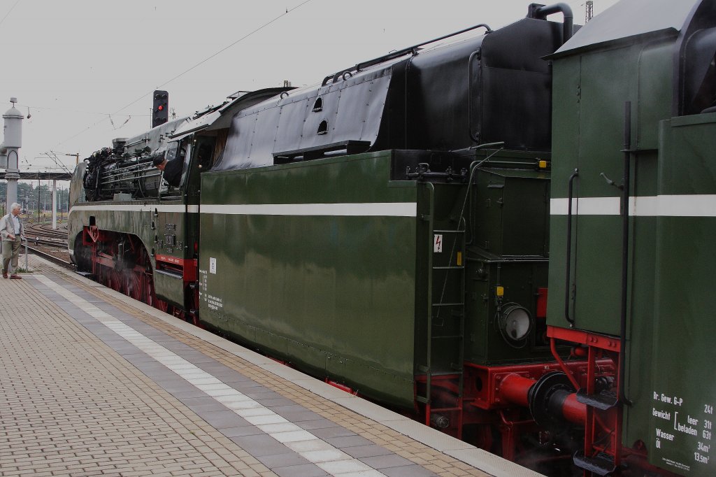 18 201 am 01.09.2012 im Bf. Riesa. Sie ist an diesem Tag auf dem Weg von Dresden zu den XVIII. Meininger Dampfloktagen und wartet hier mit ihrem Zug der Sonderzugveranstaltungen Chemnitz auf die Ankunft der Fahrgste vom Lausitzer Dampflokclub aus Cottbus, welche hier in Krze mit zwei Triebwagen der BR 772 eintreffen.