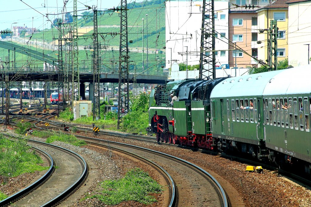 18 201 am 04.06.2011 mit einem Sonderzug des Vereins  Sonderzugveranstaltungen Chemnitz  auf der Fahrt von Leipzig ins Eisenbahnmuseum Darmstadt-Kranichstein, hier unterwegs im Maintal. Auch wenn es so aussieht, die Aufnahme erfolgte NICHT von den Bahngleisen, sondern per Zoom vom letzten Waggon des Zuges aus, in welchem ich selbst Fahrgast war.