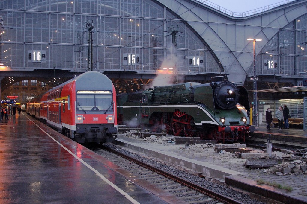 18 201 am verregneten Morgen des 07.04.2012 auf Gleis 15 in Leipzig Hbf. Auf Gleis 16 luft gerade ein Regionalzug aus Halle/S. ein.