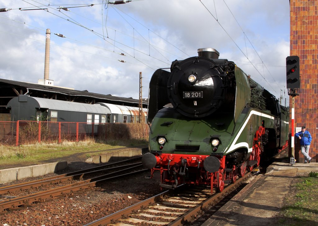 18 201 im Bahnhof Blankenburg/Harz am 07.04.2012. Sie hat gerade einen Zug des Vereins  Sonderzugveranstaltungen Chemnitz  hier abgeliefert und fhrt jetzt zurck nach Halberstadt, wo sie durchgesehen wird und ihre Wasservorrte ergnzt. Der Sonderzug fhrt whrenddessen, mittels Traktion von Dampflok 95 027 und Diesellok 285 001 nach Rbeland.
