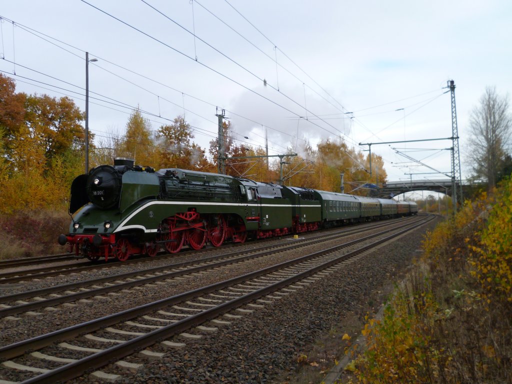 18 201 bei der Einfahrt in Neumark/V. am 04.11.11. Sie ist von Nossen nach Mnchen unterwegs.