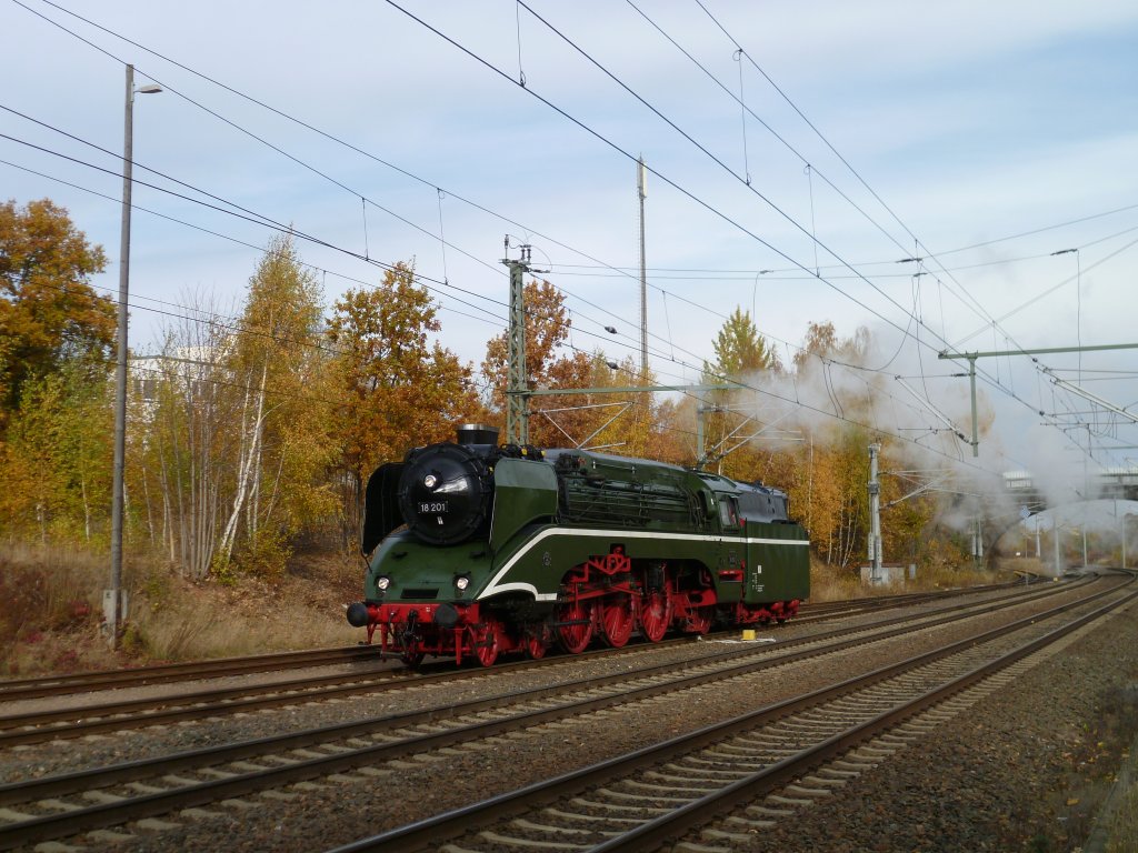 18 201 beim Rangieren in Neumark/V. am 04.11.11. Sie ist von Nossen nach Mnchen unterwegs.

