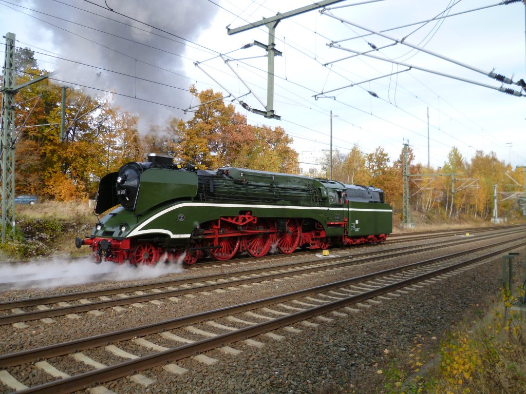 18 201 beim Rangieren in Neumark/V. am 04.11.11. Sie ist von Nossen nach Mnchen unterwegs. 

