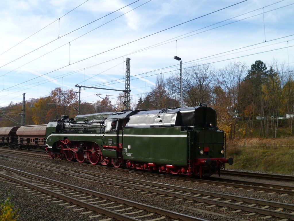 18 201 beim Rangieren in Neumark/V. am 04.11.11. Sie ist von Nossen nach Mnchen unterwegs. 

