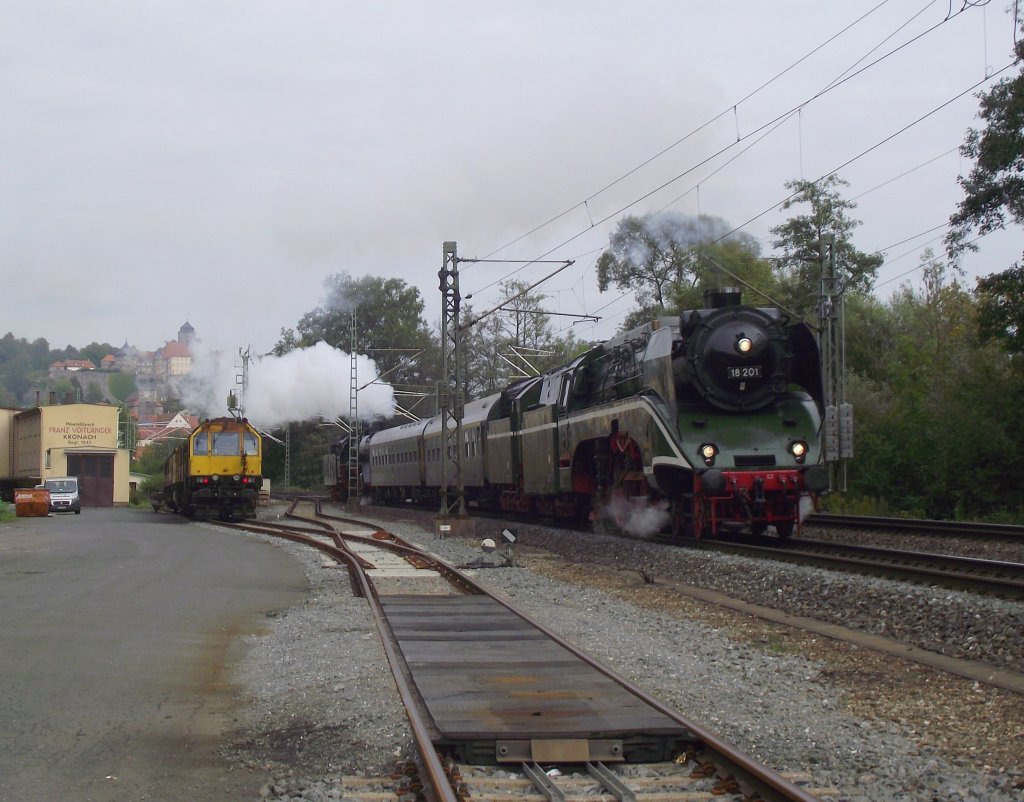18 201 dampft am 23. September 2011 mit zwei DR-Wagen sowie der 03 1010 als Lr 91929 (Nossen/Halle - Naumburg - Nrnberg) durch das Kronacher Stadtgebiet.