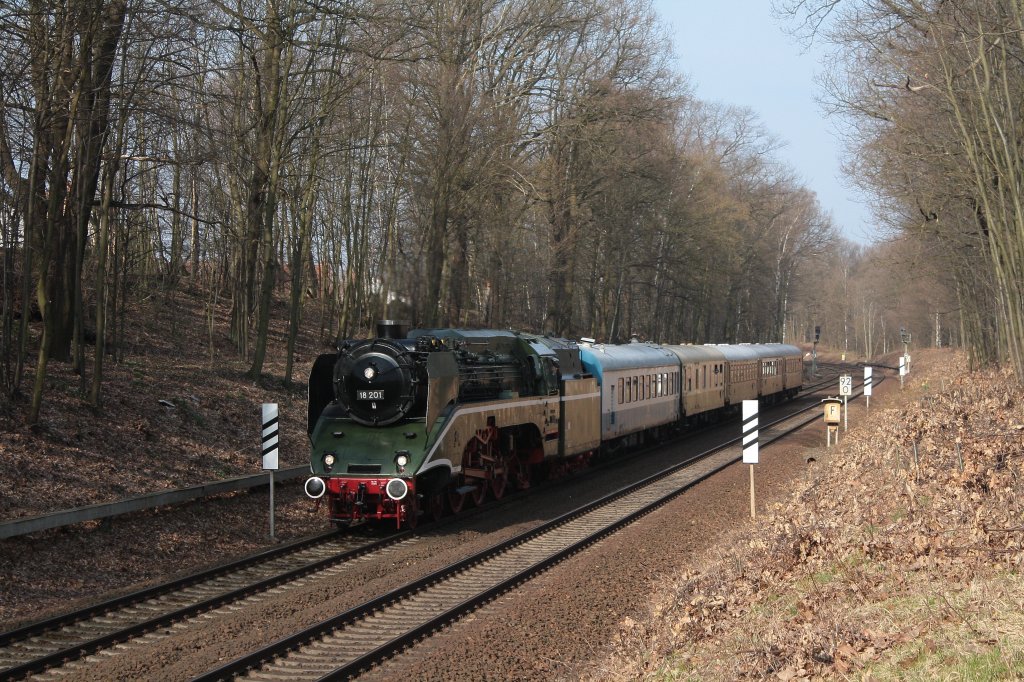 18 201 fhrt mit einem Sonderzug vom Dresdner Dampflokfest am 02.04.2011 nach Radeberg.