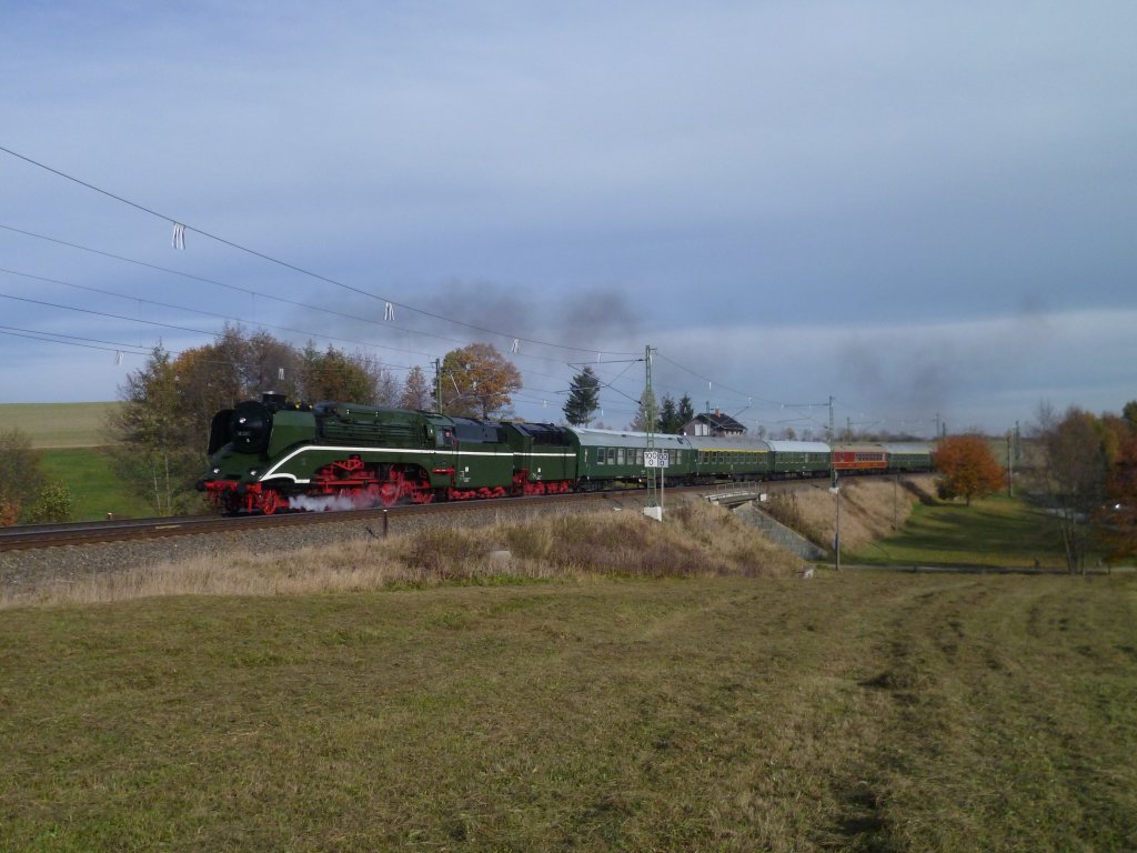18 201 ist hier in Limbach/V. am 04.11.11 zusehen. Sie ist au dem Weg von Nossen nach Mnchen unterwegs.