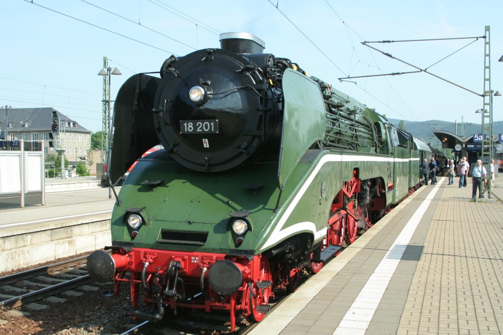 18 201 mit Sonderzug nach Darmstadt am 04.06.2011 abfahrbereit im Bf. Saalfeld